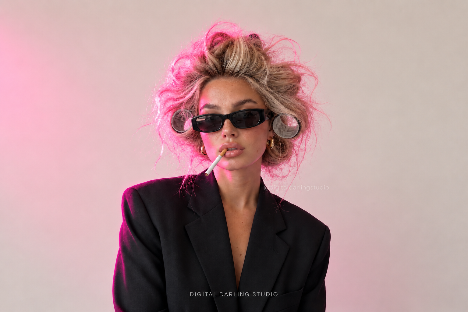 Vrouw met warrig blond haar, rollers en zwarte zonnebril, met roze licht op haar haar, gezicht en blazer